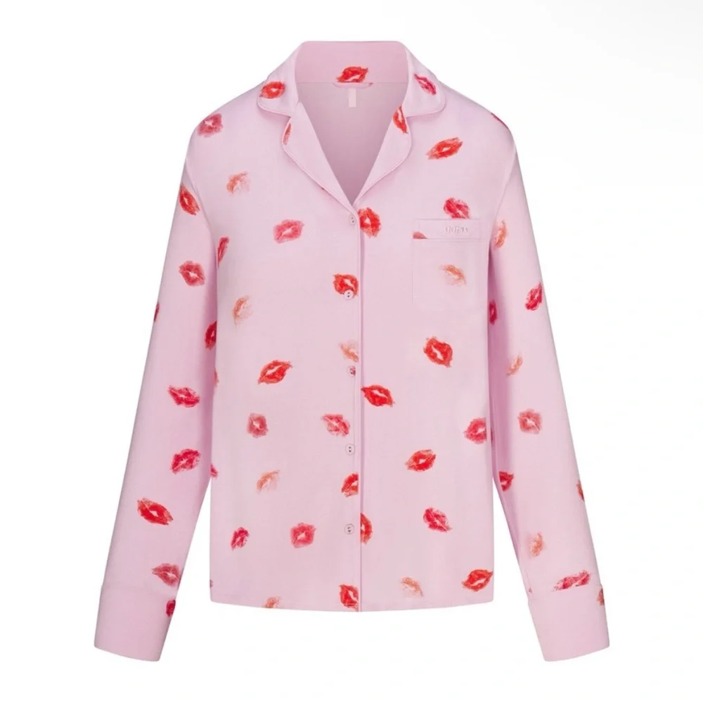 SKIMS VALENTINE’S SLEEP LONG SLEEVE SHIRT IN CHERRY BLOSSOM LIPSTICK XS M - Picture 1 of 7